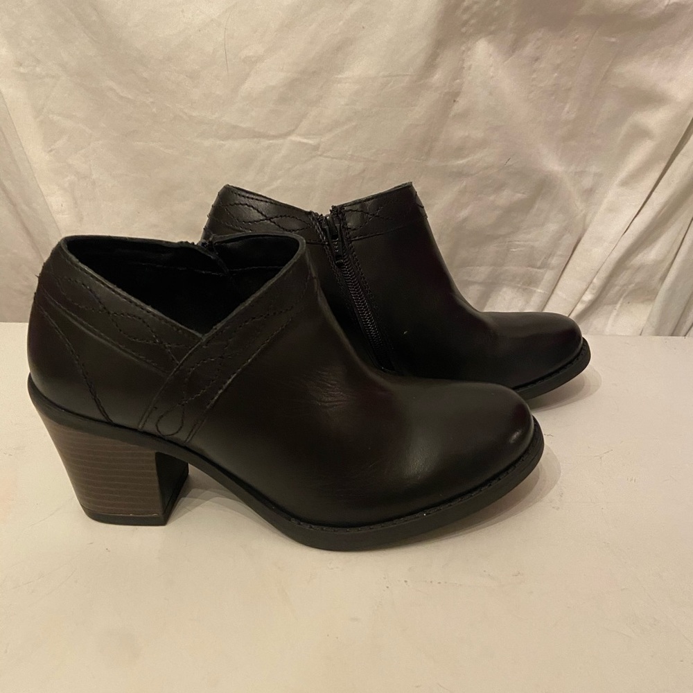Earth black leather ankle boots 7.5 NWT